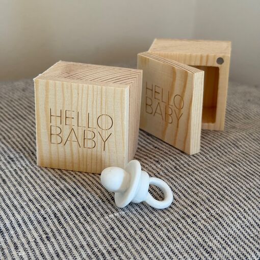Porcelánový dudlík v dřevěné krabičce "HELLO BABY"